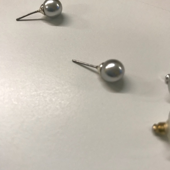 Silver color pearl stud earrings - Picture 4 of 7